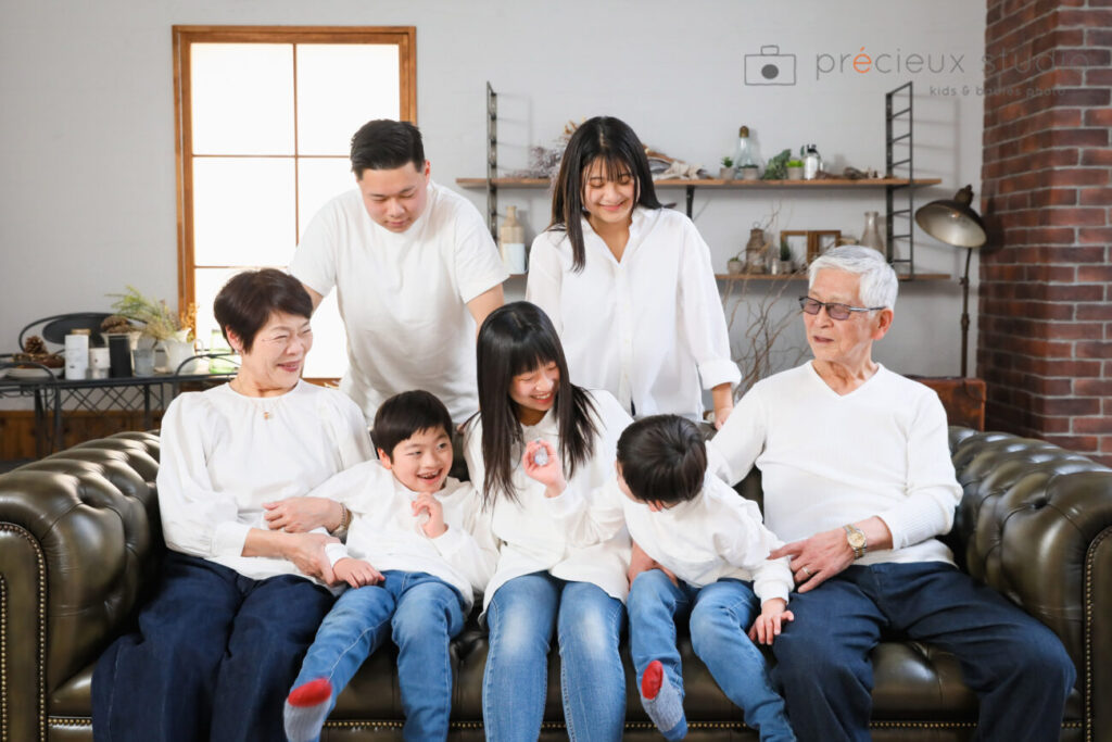 親子3世代で家族写真撮影 白シャツにデニムのリンクコーデ