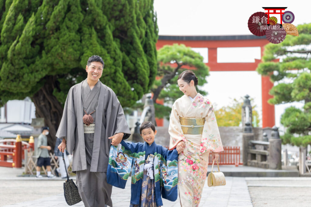 家族で七五三のお参り 5歳の男の子と両親の3人で着物姿 鶴岡八幡宮出張撮影