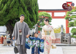 家族で七五三のお参り 5歳の男の子と両親の3人で着物姿 鶴岡八幡宮出張撮影