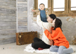 家族で赤ちゃんのバースデーフォト撮影