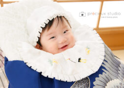 お宮参りの赤ちゃんの記念写真撮影 青い掛け着に熨斗目模様のよだれかけ
