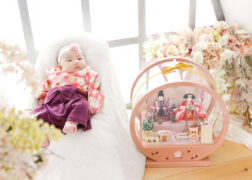 女の子の初節句記念写真 袴ロンパースでお持込みの雛人形と一緒に