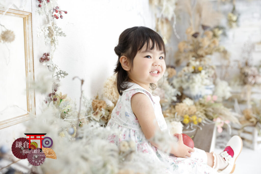 お花のセットでお誕生日記念写真撮影の女の子