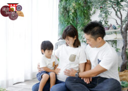 家族でマタニティフォト撮影 白Tシャツとデニムでリンクコーデ