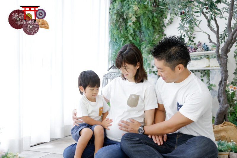 家族でマタニティフォト撮影 白Tシャツとデニムでリンクコーデ