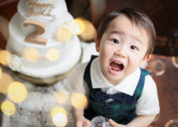 2歳のバースデーフォト ケーキのオブジェと一緒に男の子のお誕生日記念写真