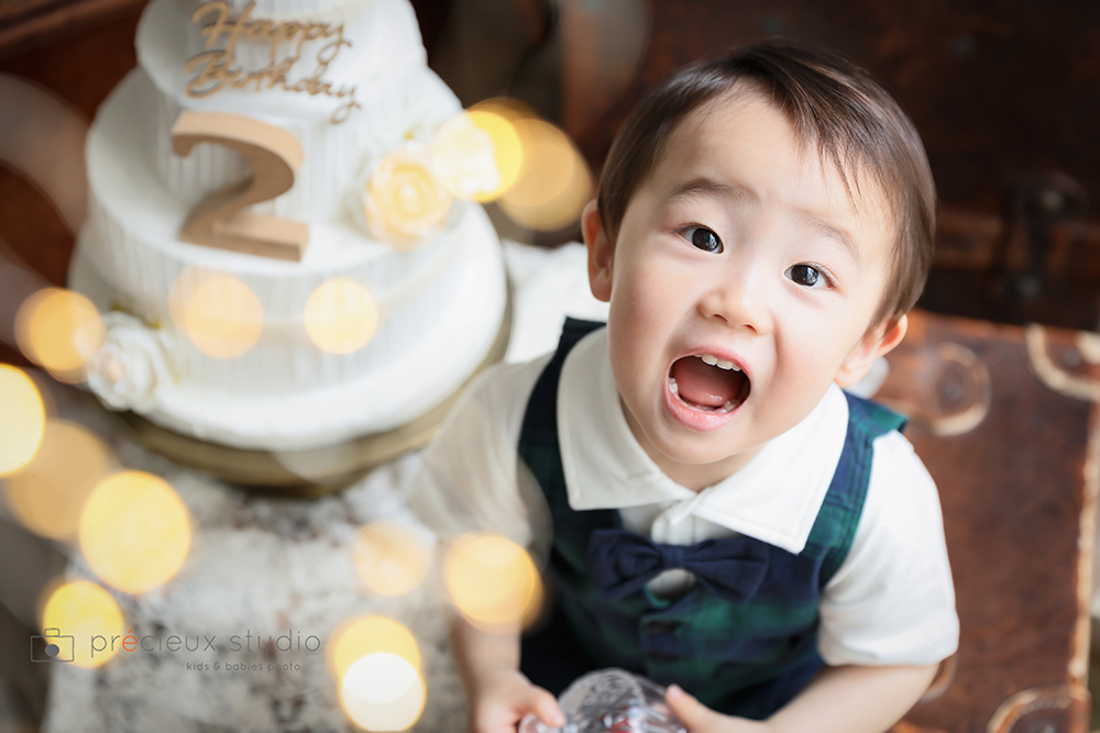 2歳のバースデーフォト ケーキのオブジェと一緒に男の子のお誕生日記念写真