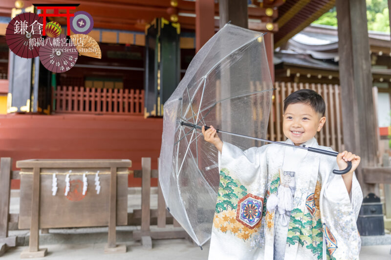 雨の日の鎌倉鶴岡八幡宮に七五三のお参り 白い羽織袴の5歳の男の子