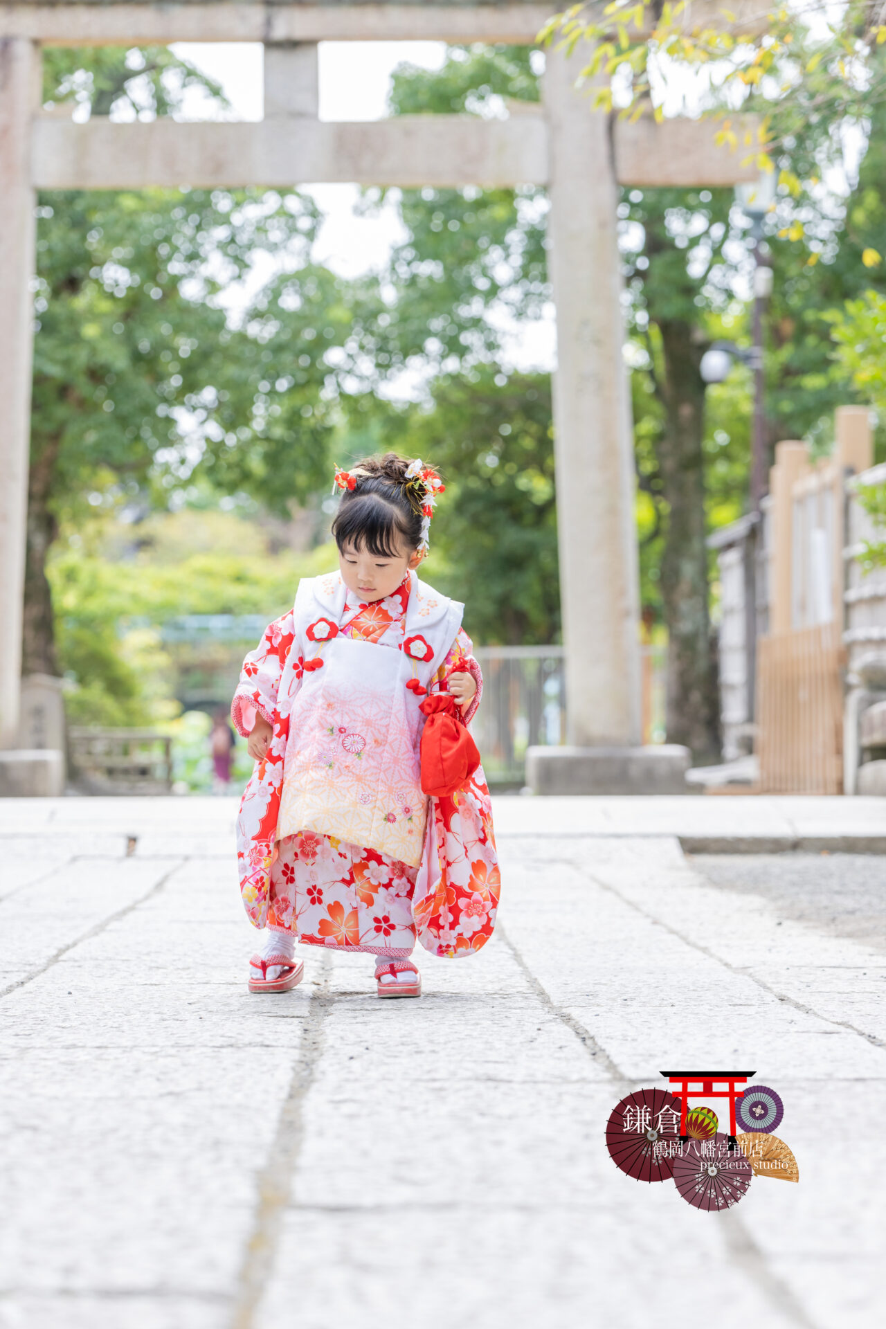 七五三参りの出張撮影 赤い着物の女の子 鎌倉鶴岡八幡宮