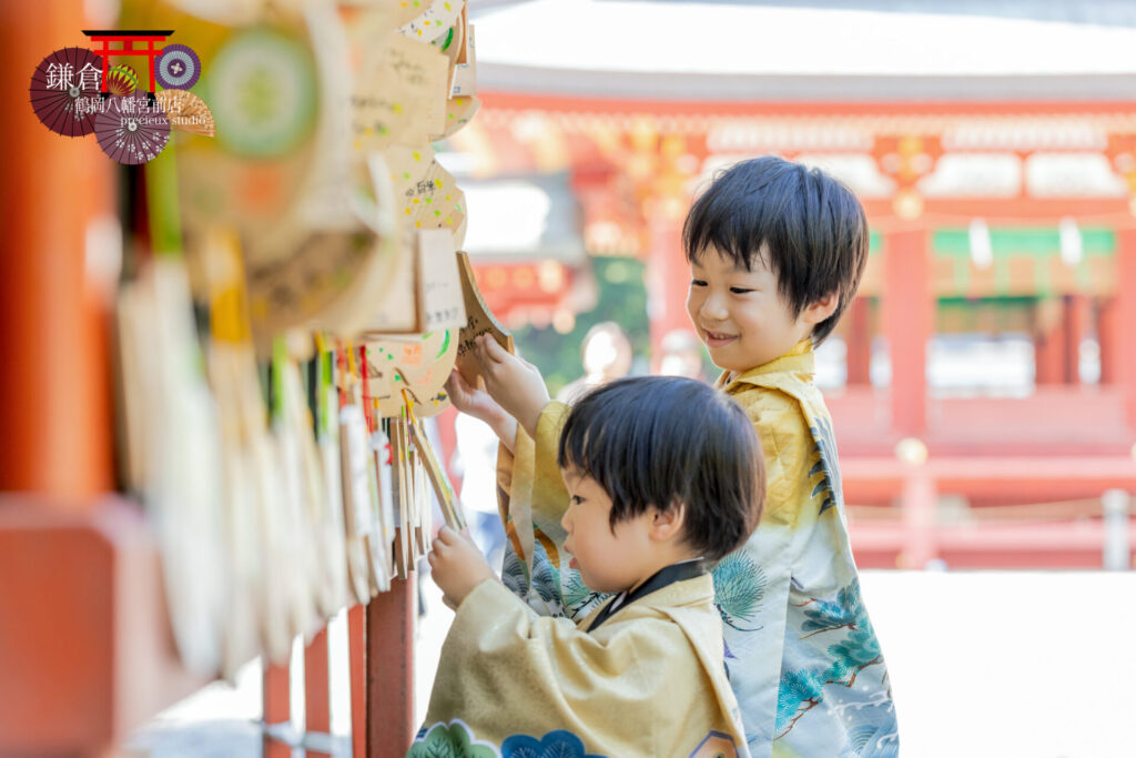 兄弟で七五三のお参り 神社の絵馬と出張撮影 羽織袴姿の男の子