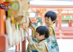 兄弟で七五三のお参り 神社の絵馬と出張撮影 羽織袴姿の男の子
