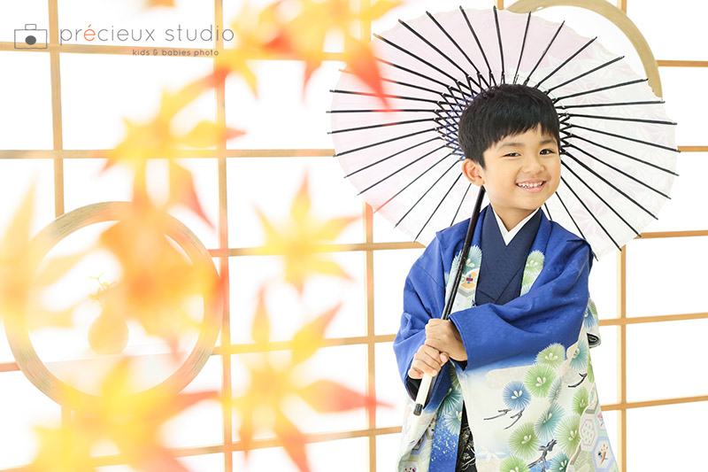 青い羽織袴に和傘で七五三写真撮影 5歳の男の子と紅葉のセット