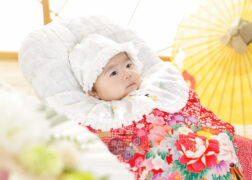 赤ちゃんのお宮参り 赤い掛け着で記念写真