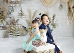愛犬と一緒にお誕生日の記念写真撮影 洋装の妹とお兄ちゃんとわんちゃん