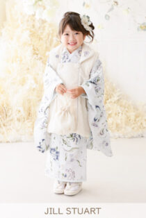 プレシュスタジオ七五三レンタル着物 JILLSTUART 3歳の女の子 水色の花柄の着物とクリーム色の被布