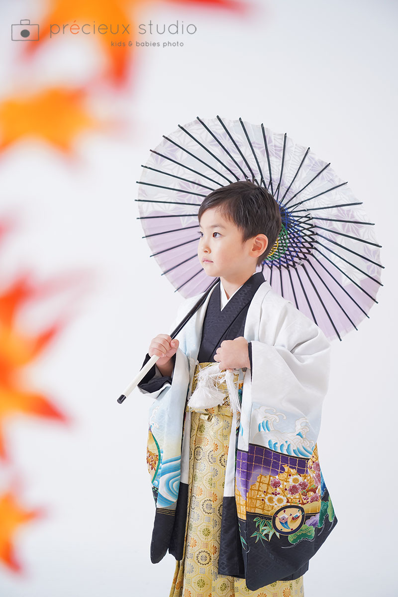 羽織袴姿で5歳の七五三写真撮影 和傘をさした男の子