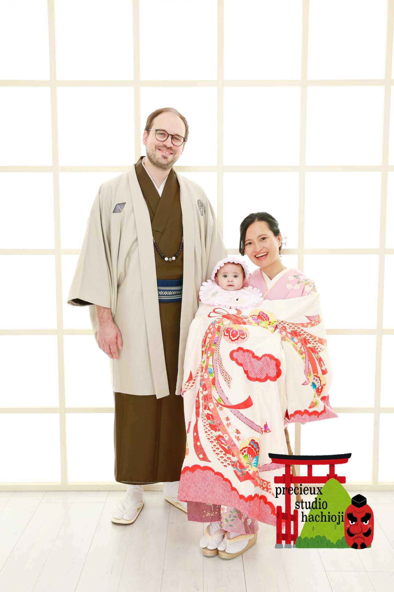 家族で着物のお宮参り写真撮影 赤い掛け着・のしめの赤ちゃんとママとパパ