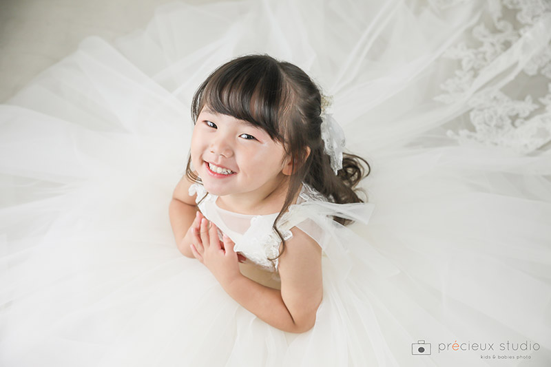 白いチュールのプリンセスラインで七五三記念写真撮影の女の子 3歳七五三洋装フォト