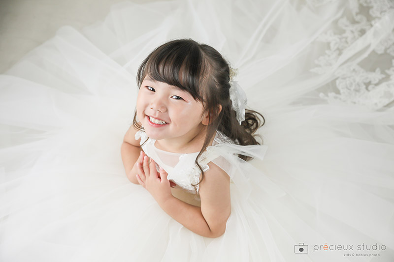 白いチュールのプリンセスラインで七五三記念写真撮影の女の子 3歳七五三洋装フォト