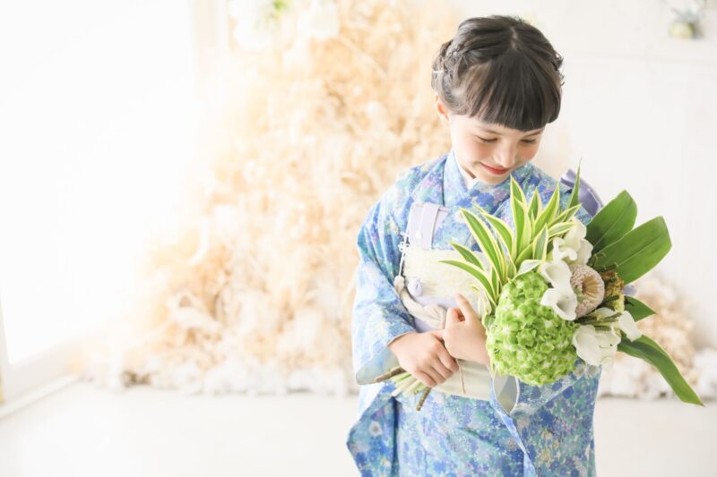 華やかな水色の着物と生花で七五三記念写真撮影