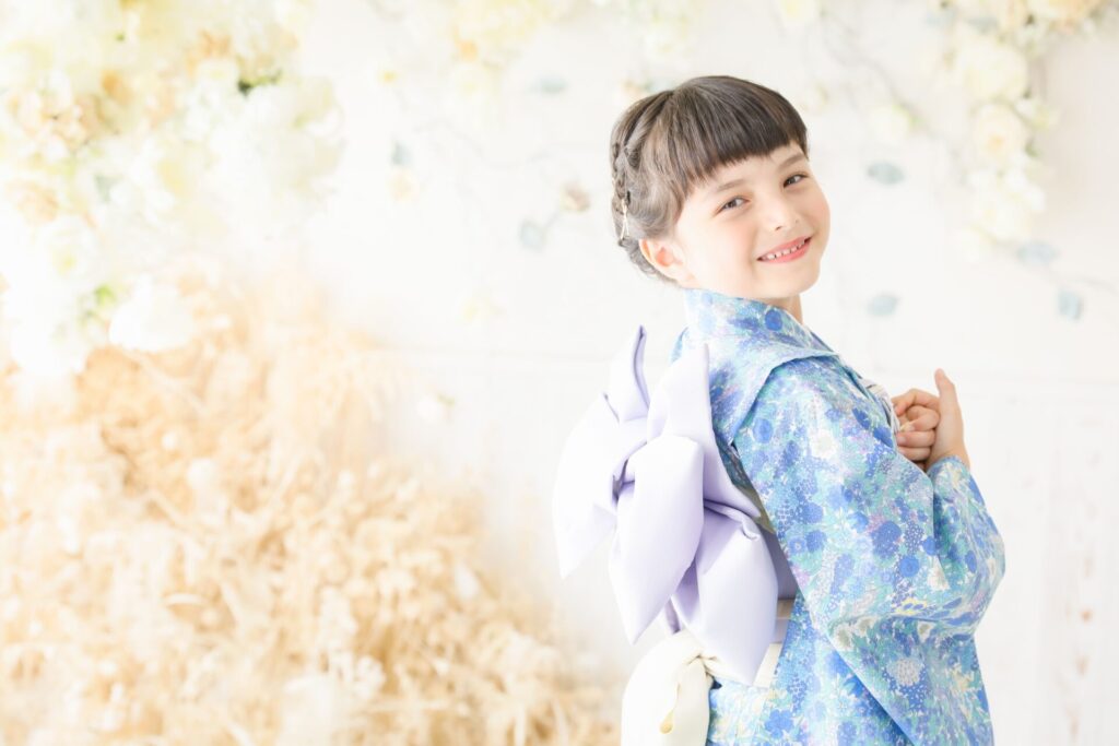 プレシュスタジオオリジナルのリバティ柄着物で七五三記念写真撮影 水色の小花柄