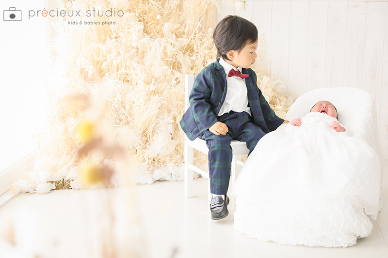 ベビードレスの妹とスーツのお兄ちゃん 兄妹写真撮影