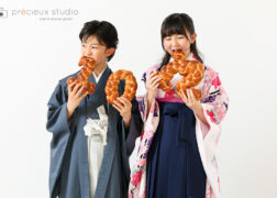 二分の一成人式の記念写真撮影 ハーフ成人式 お手製の10のパンと一緒に袴姿でスタジオ撮影