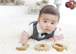 赤ちゃんの100日祝い 100のモチーフと一緒にハイハイポーズの男の子
