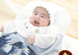赤ちゃんのお食い初め記念写真撮影 青い祝い着と祝い膳と一緒に