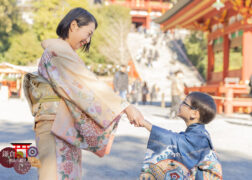 鶴岡八幡宮に七五三のお参り 着物姿の5歳の男の子とママ