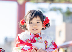 鎌倉鶴岡八幡宮に3歳の七五三参り 赤い着物に白い被布の女の子
