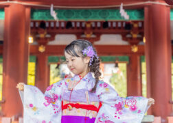 鎌倉鶴岡八幡宮で7歳の七五三参り 白にピンクの着物