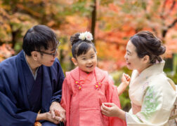 家族で着物姿の七五三参り 秋の鎌倉鶴岡八幡宮