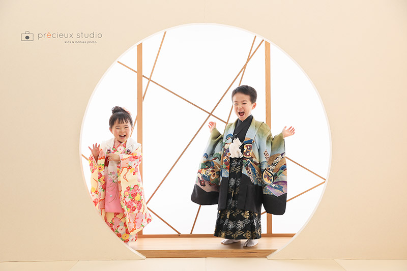 兄妹で楽しく七五三の記念写真撮影 和室で笑顔の着物姿