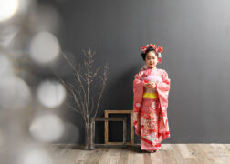 レトロな赤い着物に新日本髪で七五三の記念写真撮影 7歳の女の子