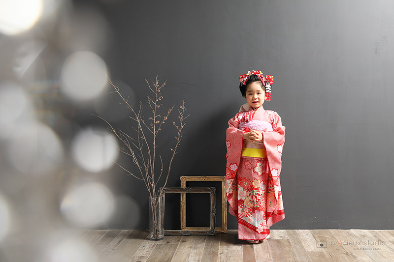 レトロな赤い着物に新日本髪で七五三の記念写真撮影 7歳の女の子