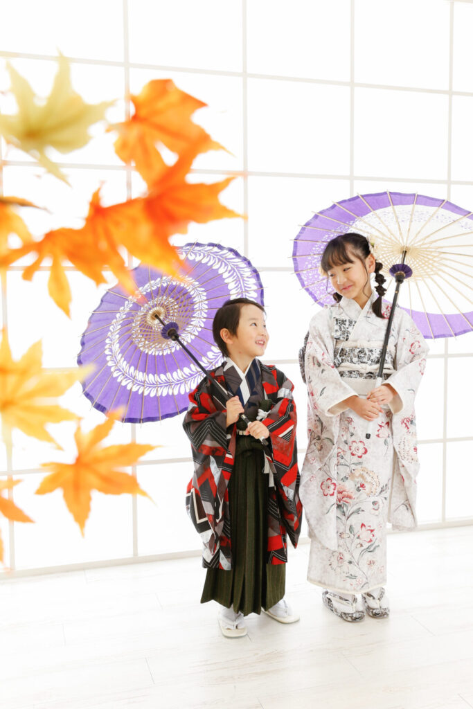 姉弟着物姿で和傘をさして七五三記念写真撮影