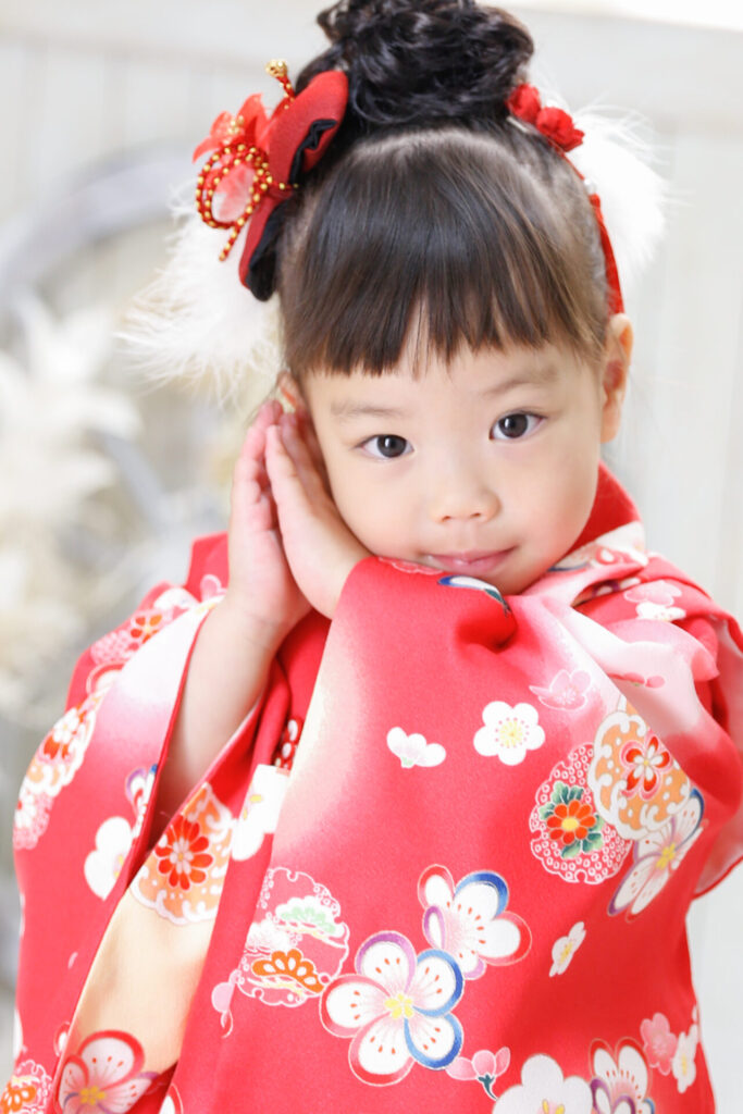 ピンクの着物で3歳の七五三記念写真撮影の女の子