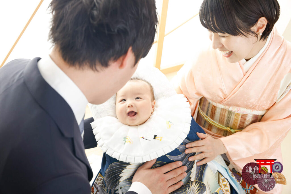 男の子のお宮参り記念写真撮影 両親と一緒に和室でスタジオ撮影 笑顔の赤ちゃん