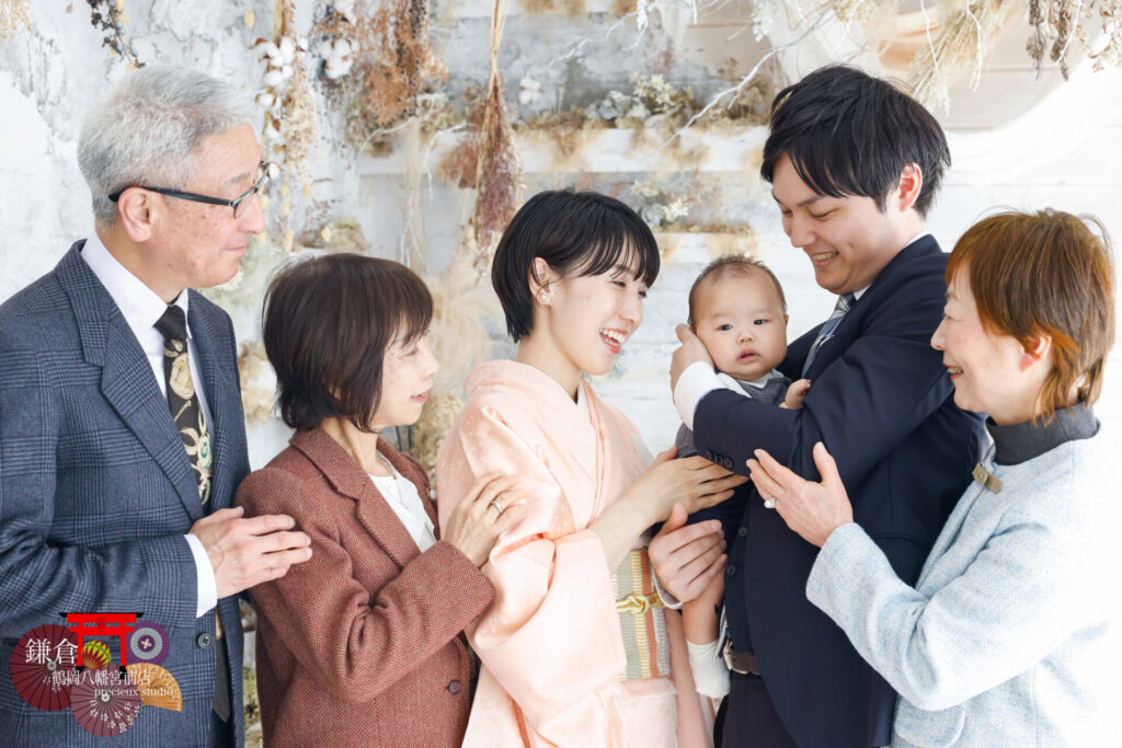 家族3世代でお宮参りの記念写真撮影 おじいちゃんおばあちゃんと両親と赤ちゃん