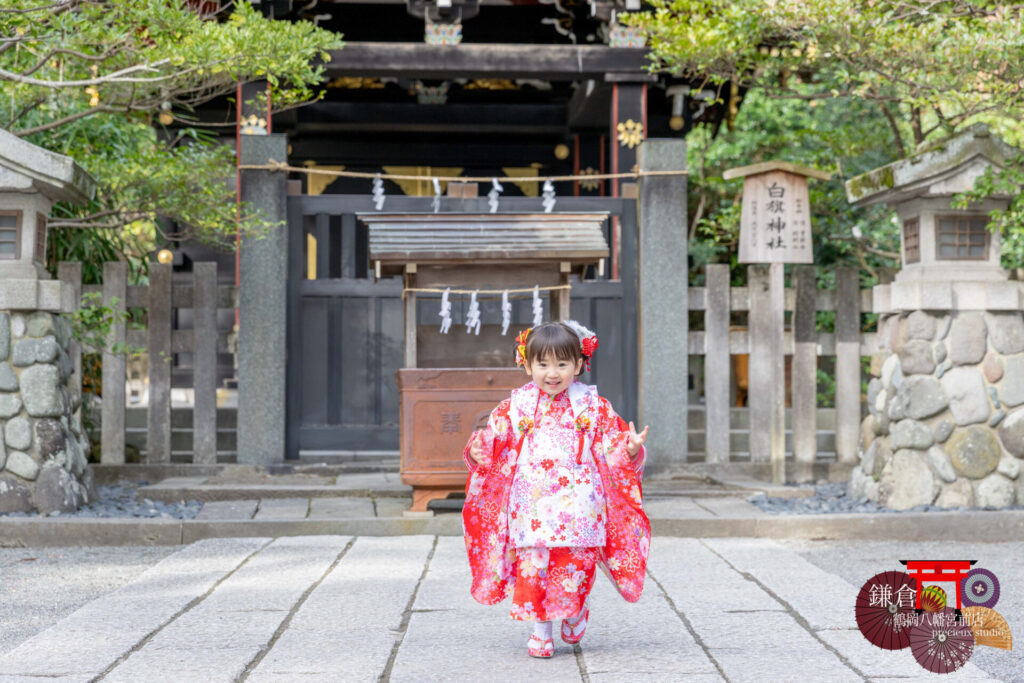 3歳の七五三記念に神社へお参り 鎌倉鶴岡八幡宮出張撮影 ピンクの被布の女の子