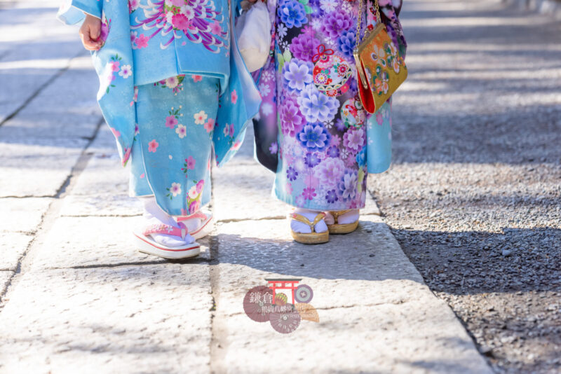 姉妹で七五三のお参りに 着物姿の足元