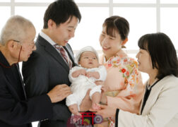３世帯家族で赤ちゃんのお宮参りの記念写真撮影 おじいちゃんおばあちゃんも一緒に