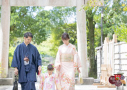 鎌倉鶴岡八幡宮に七五三のお参り 家族で着物姿の七五三