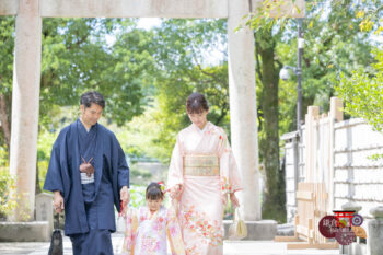 鎌倉鶴岡八幡宮に七五三のお参り 家族で着物姿の七五三