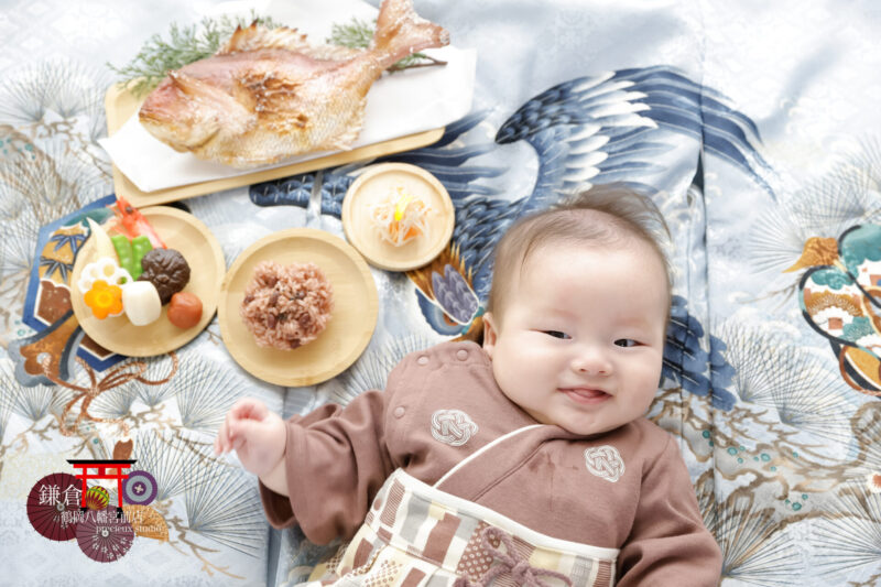 お宮参りとお食い初めの記念写真撮影 祝い膳と掛け着と一緒に袴ロンパースで写真撮影