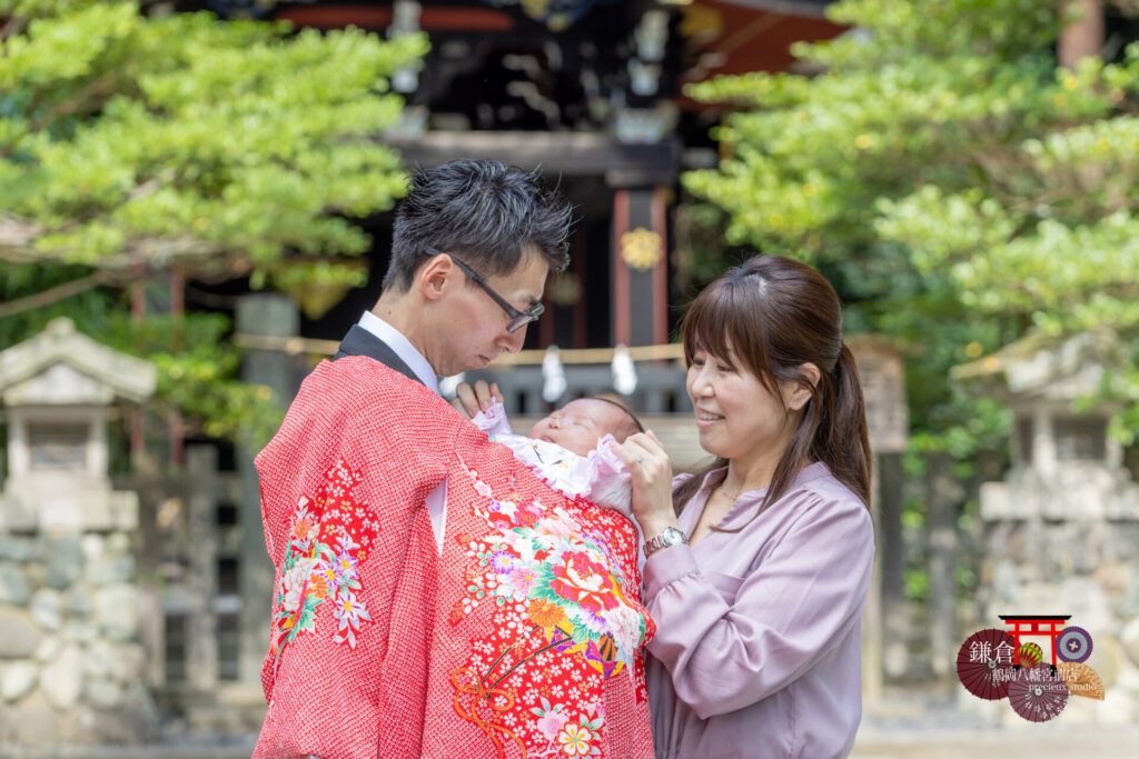 鎌倉でお宮参りの出張撮影 赤い祝い着の赤ちゃんとパパママ