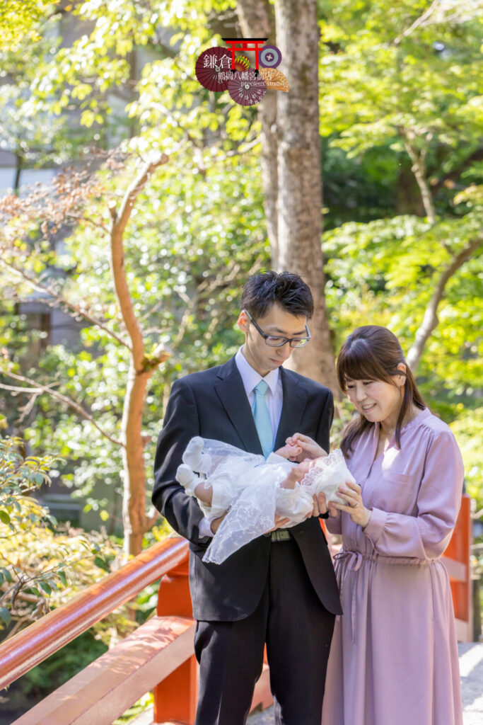 鎌倉鶴岡八幡宮にお宮参り 出張撮影 両親とベビードレスの赤ちゃん