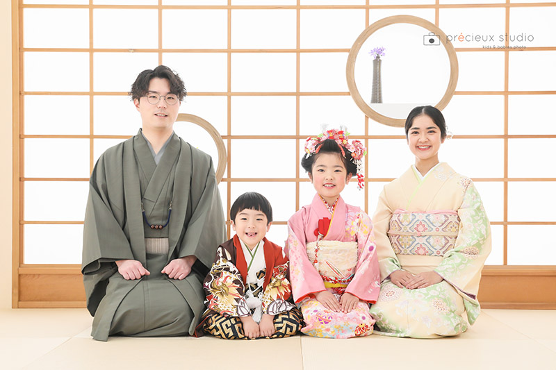 家族で着物姿の七五三 新日本髪の7歳のお姉ちゃんと5歳の弟くん パパとママも着物で記念写真