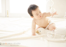 あひるのぬいぐるみと一緒に1歳のお誕生日写真撮影 おむつベビーフォト